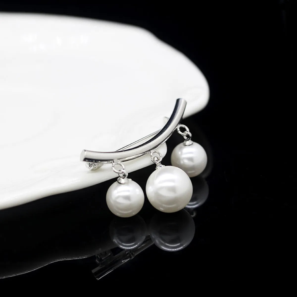 Elegant Glam Geometric Alloy Plating Inlay Artificial Pearls Rhinestones Shell Women'S Brooches