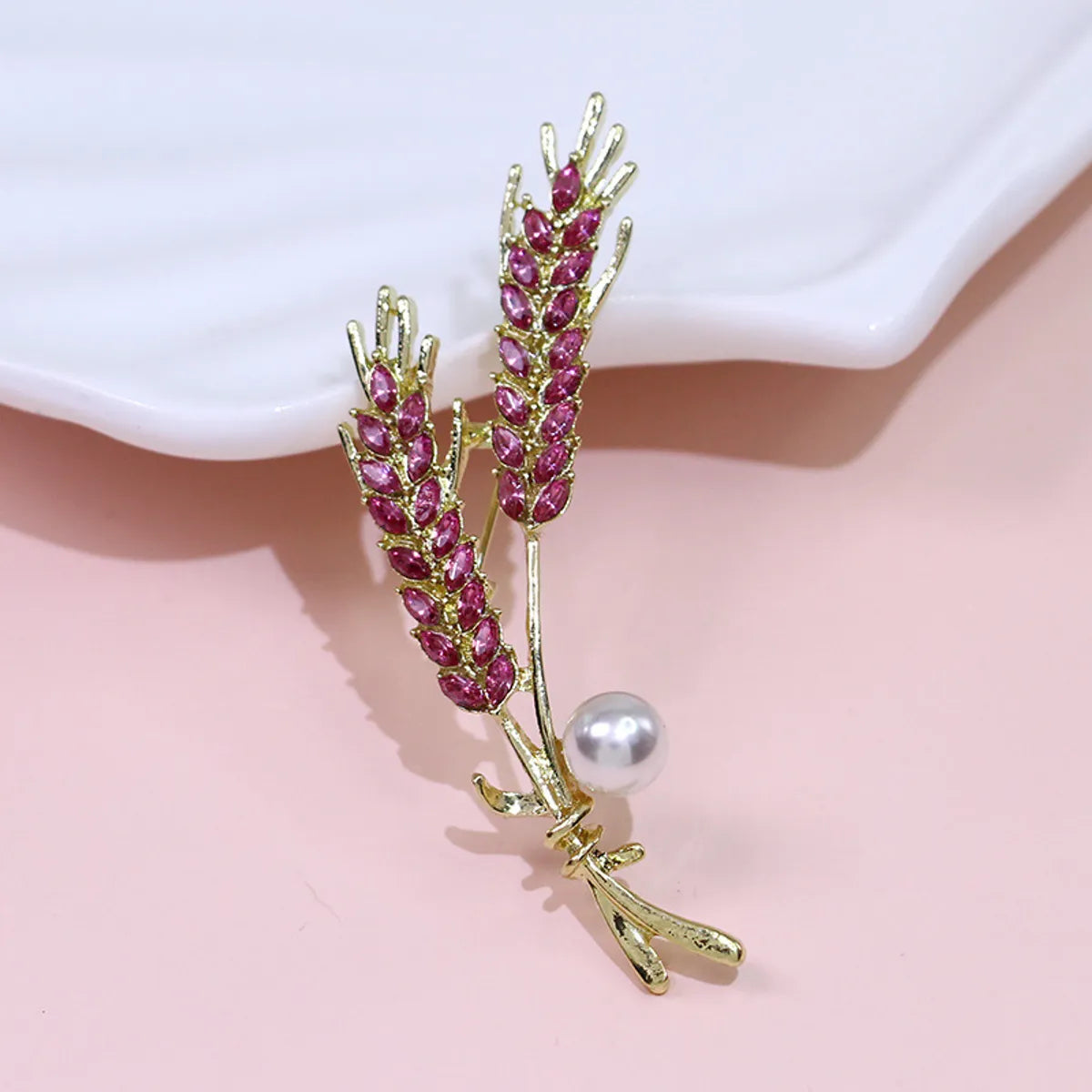 Elegant Glam Geometric Alloy Plating Inlay Artificial Pearls Rhinestones Shell Women'S Brooches