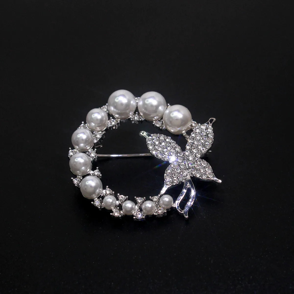 Elegant Glam Geometric Alloy Plating Inlay Artificial Pearls Rhinestones Shell Women'S Brooches