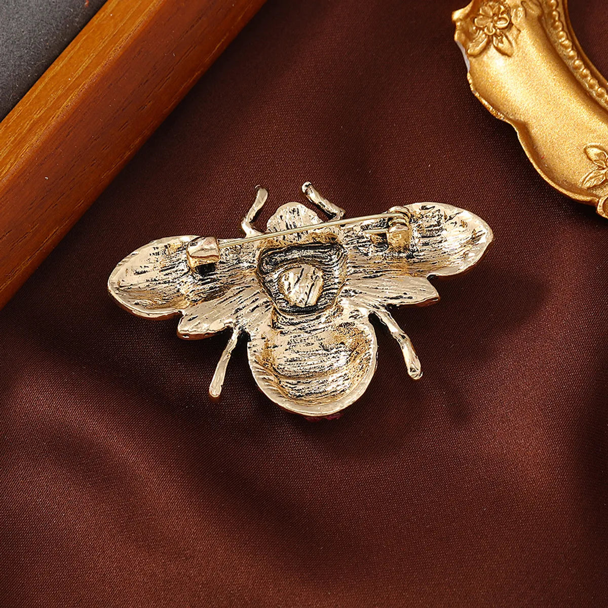 Elegant Glam Retro Bee Alloy Plating Inlay Rhinestones Women'S Brooches