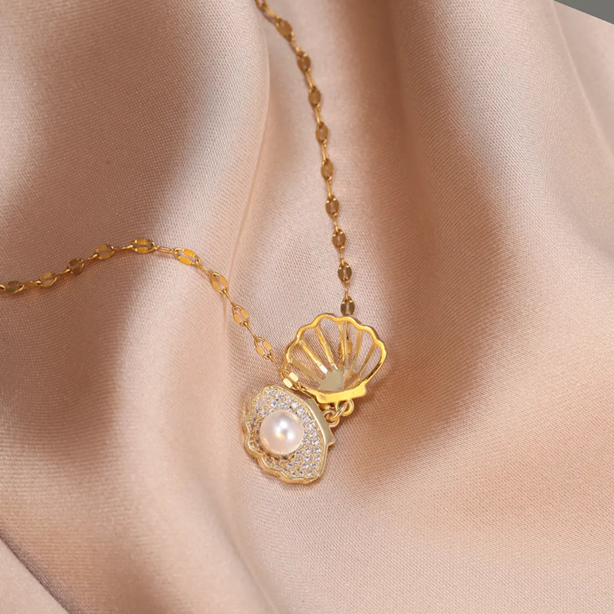 Elegant Glam Shell 18K Gold Plated Glass Alloy Wholesale Pendant Necklace