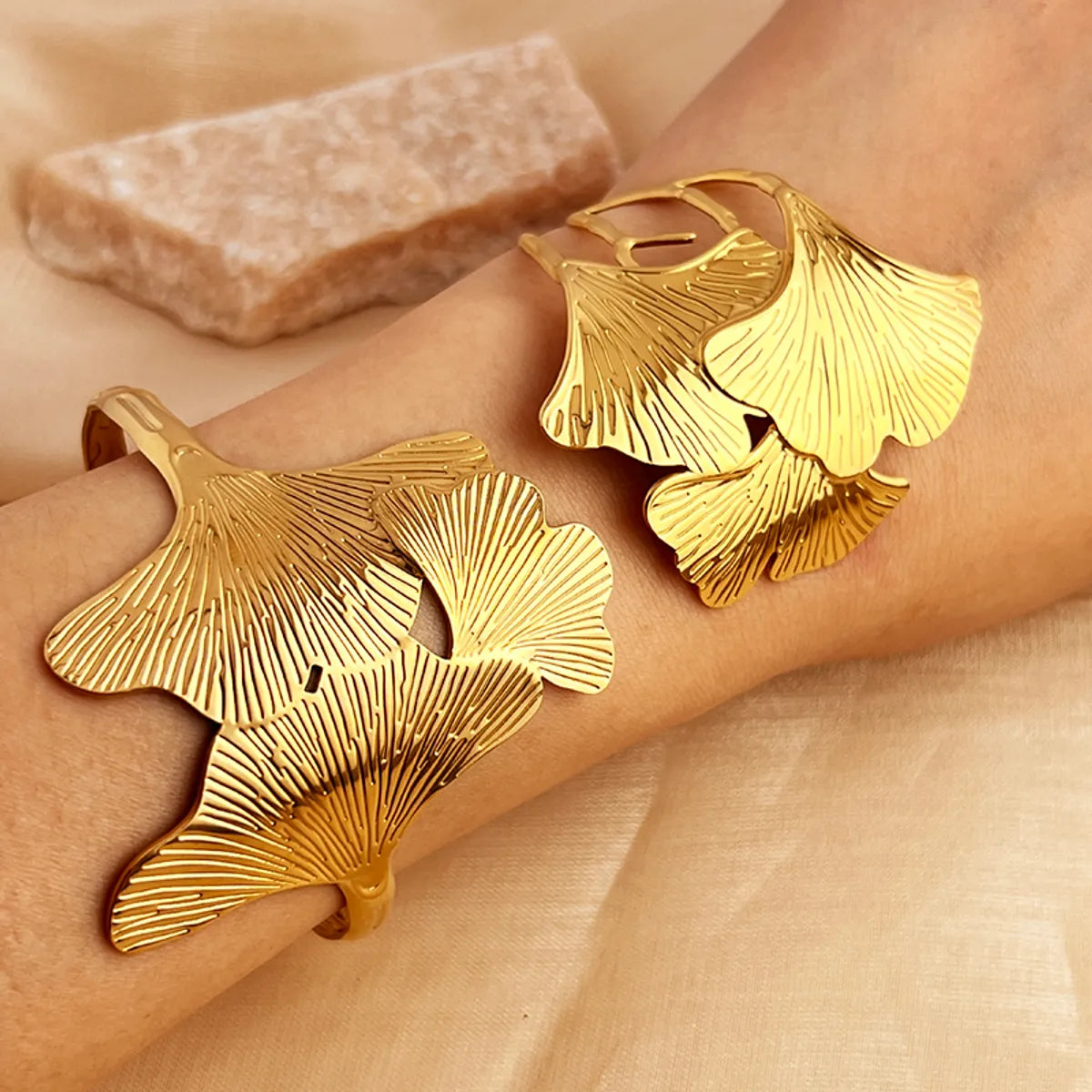 Elegant Hawaiian Leaf 304 Stainless Steel 18K Gold Plated Bangle In Bulk