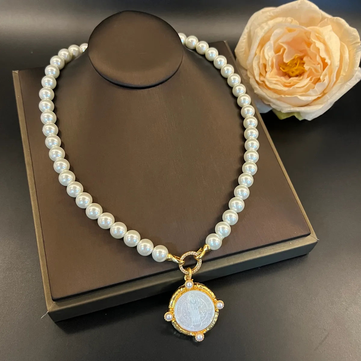 Elegant Lady French Style Round 24K Gold Plated Shell Artificial Pearl Alloy Brass Wholesale Pendant Necklace