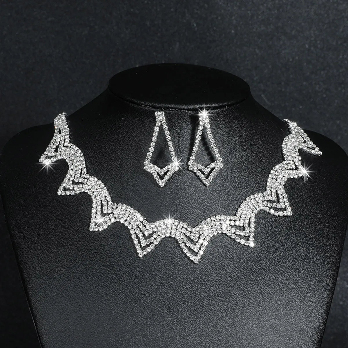 Elegant Lady Geometric Alloy Hollow Out Inlay Rhinestones Women'S Earrings Necklace