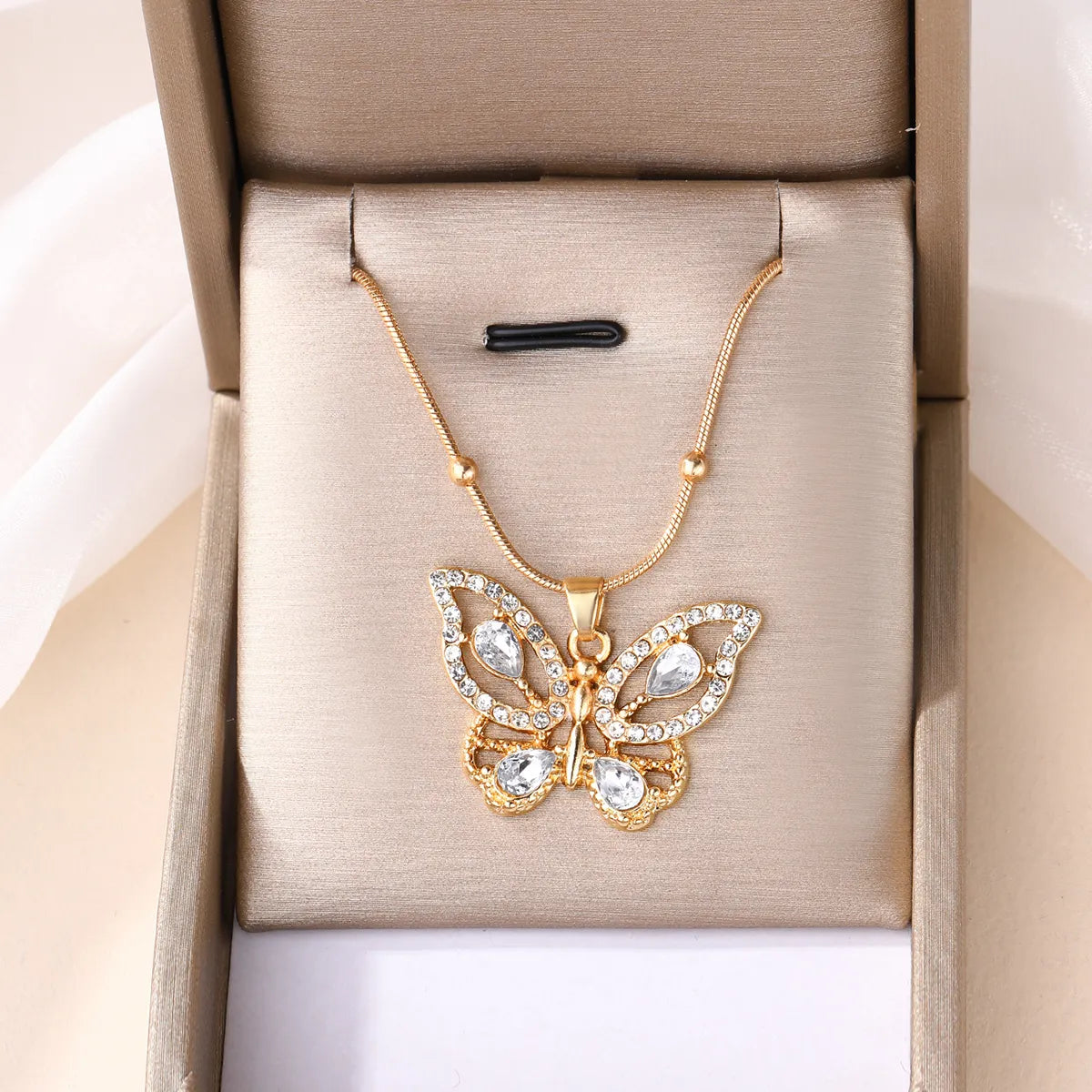 Elegant Luxurious Butterfly Zircon Alloy Wholesale Pendant Necklace