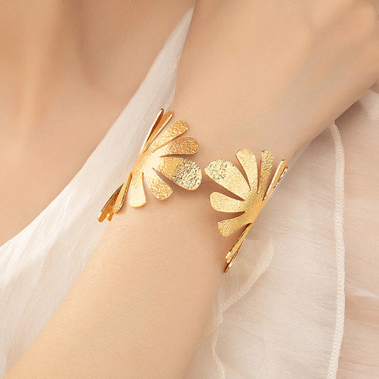 Elegant Luxurious Leaves Alloy Ferroalloy Twist Plating 14k Gold Plated Women's Bangle