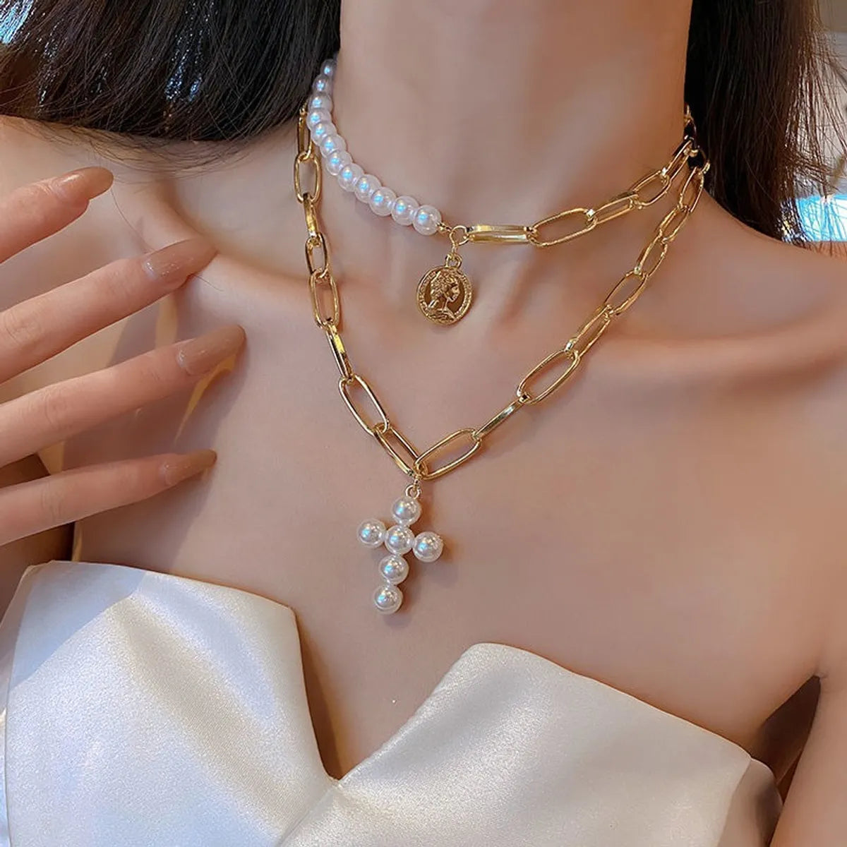 Elegant Luxurious Queen Portrait Human Face Cross Artificial Pearl Alloy Beaded Plating Hollow Out Gold Plated Women'S Pendant Necklace