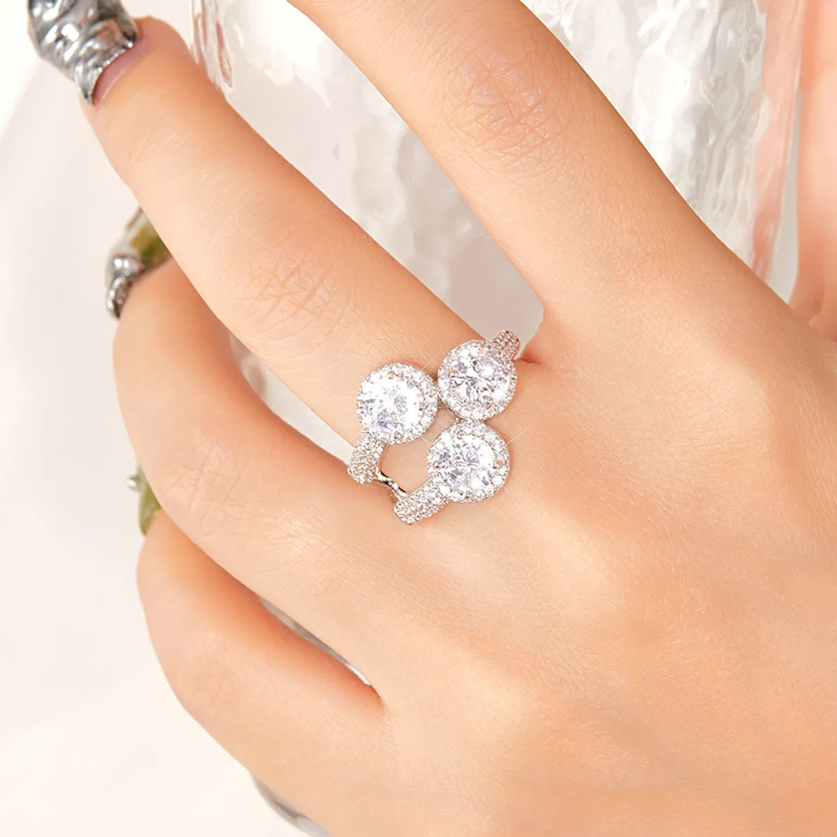 Elegant Modern Style Simple Style Round Copper Plating Inlay Rhinestones Zircon White Gold Plated Rings