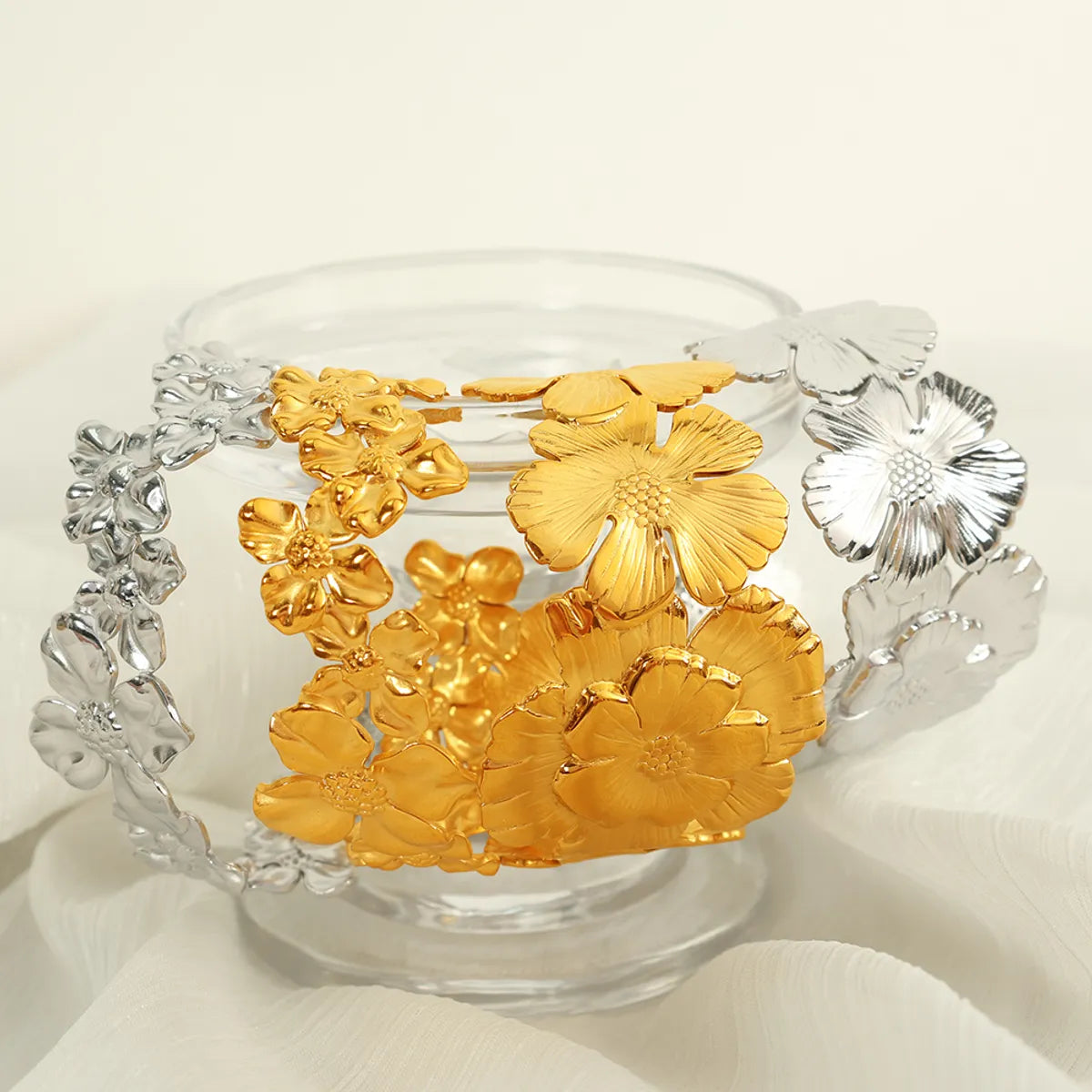 Elegant Retro Flower 304 Stainless Steel 18K Gold Plated Bangle In Bulk