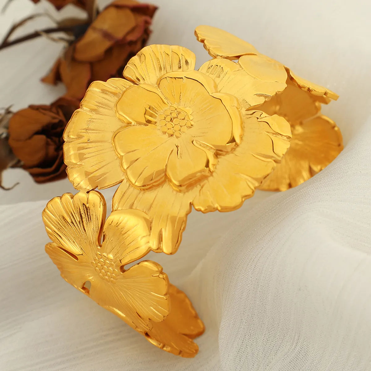 Elegant Retro Flower 304 Stainless Steel 18K Gold Plated Bangle In Bulk