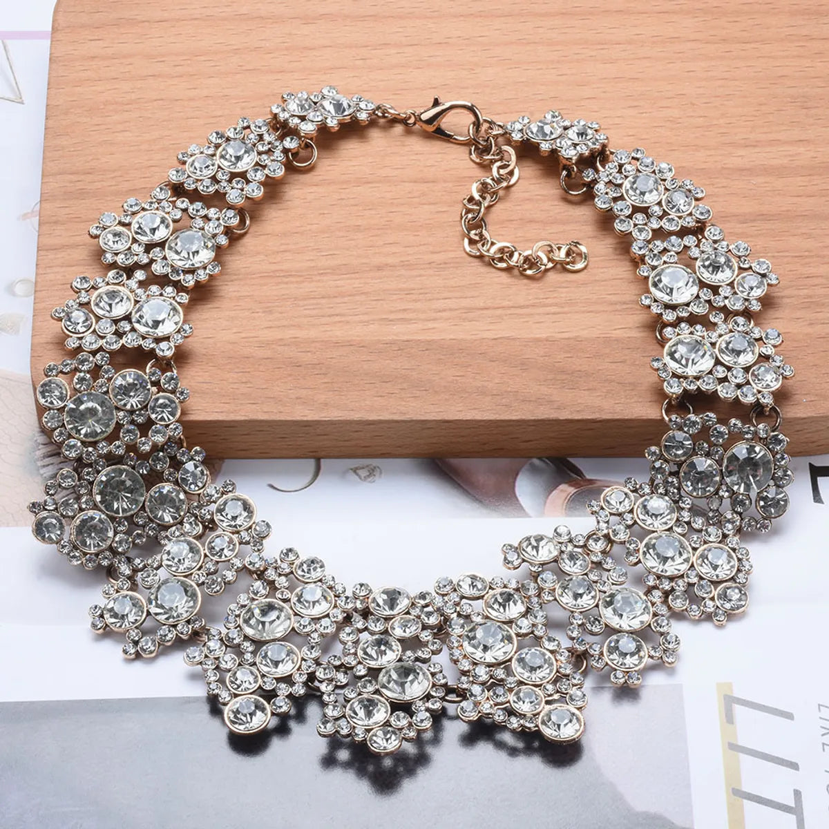 Elegant Retro Flower Alloy Plating Inlay Rhinestones Pearl Women'S Necklace