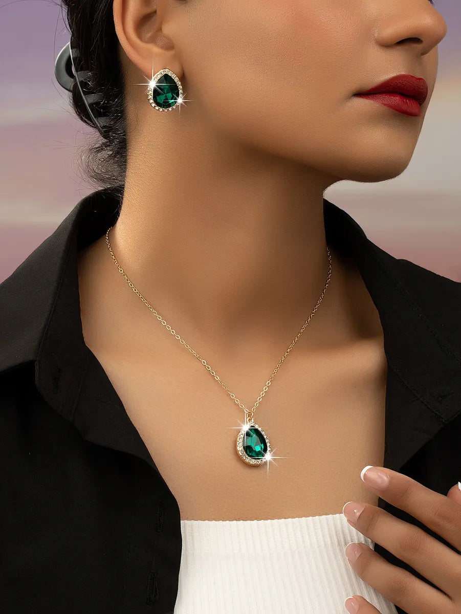 Elegant Retro Geometric Water Droplets Alloy Plating Inlay Gem Women's Pendant Necklace