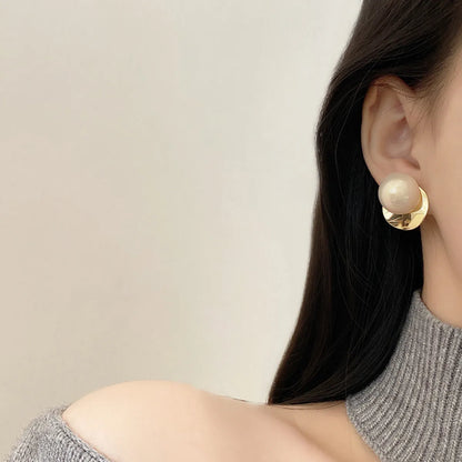 Elegant Retro Lady Geometric Alloy Inlay Artificial Pearls Women'S Ear Studs