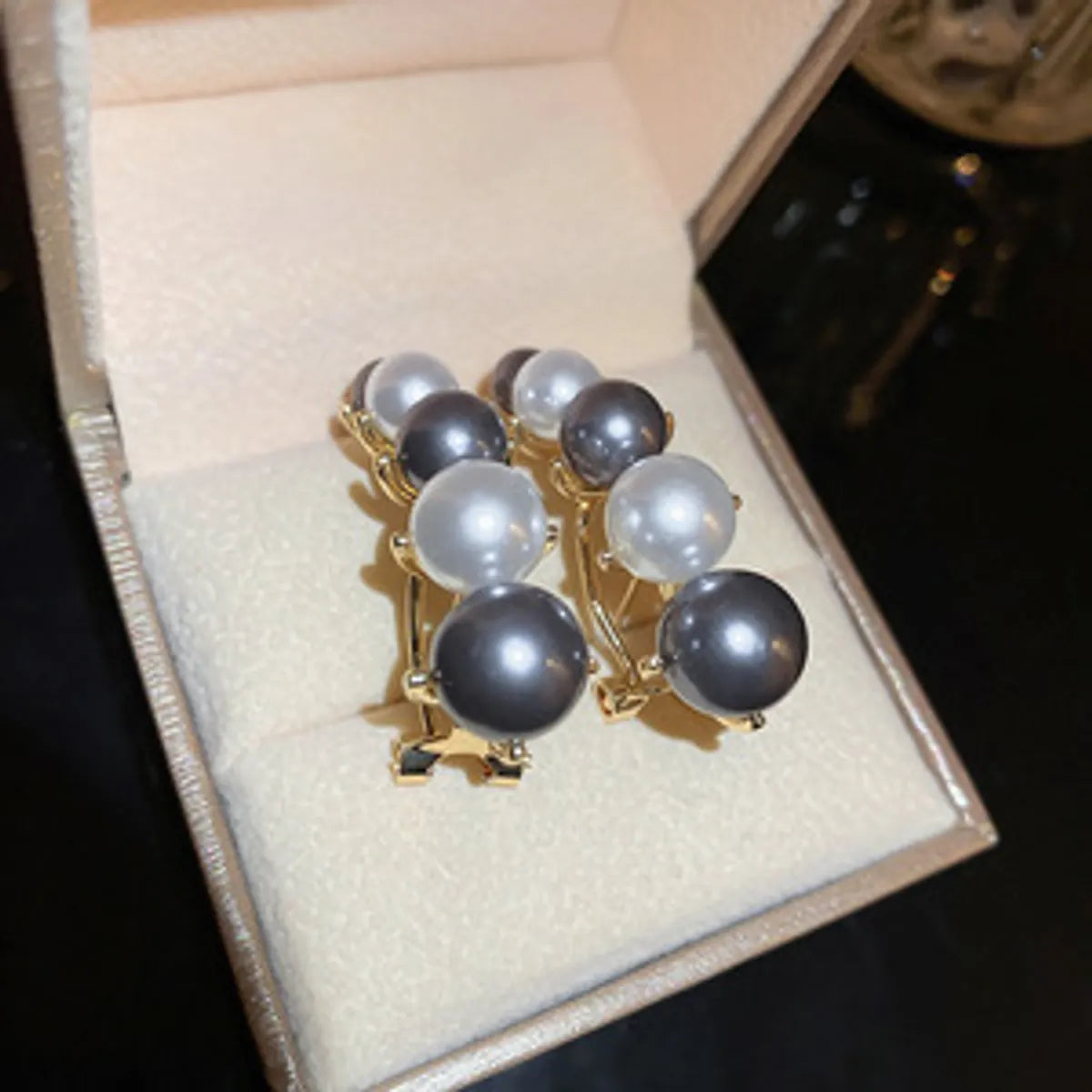 Elegant Retro Lady Geometric Alloy Inlay Artificial Pearls Women'S Ear Studs