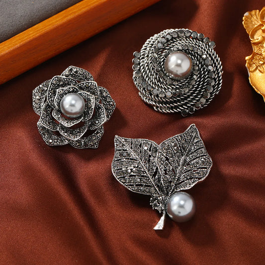 Elegant Retro Leaf Flower Alloy Plating Inlay Artificial Pearls Rhinestones Unisex Brooches