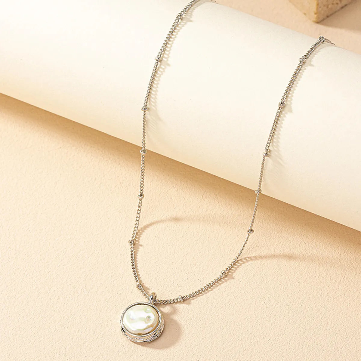 Elegant Retro Round Alloy Plating Inlay Artificial Pearls Women's Pendant Necklace