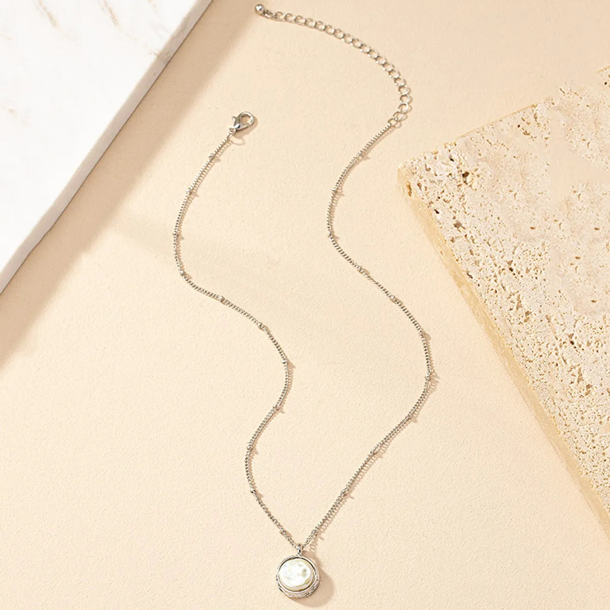 Elegant Retro Round Alloy Plating Inlay Artificial Pearls Women's Pendant Necklace