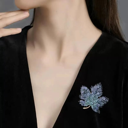 Elegant Shiny Maple Leaf Zinc Alloy Plating Inlay Rhinestones Women'S Brooches