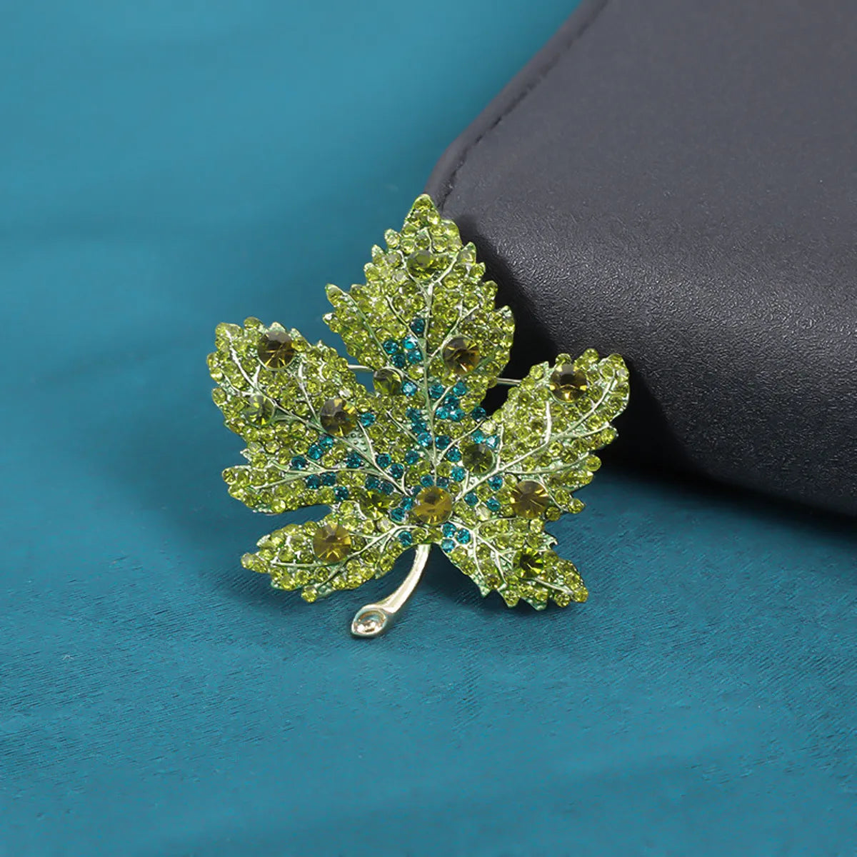 Elegant Shiny Maple Leaf Zinc Alloy Plating Inlay Rhinestones Women'S Brooches