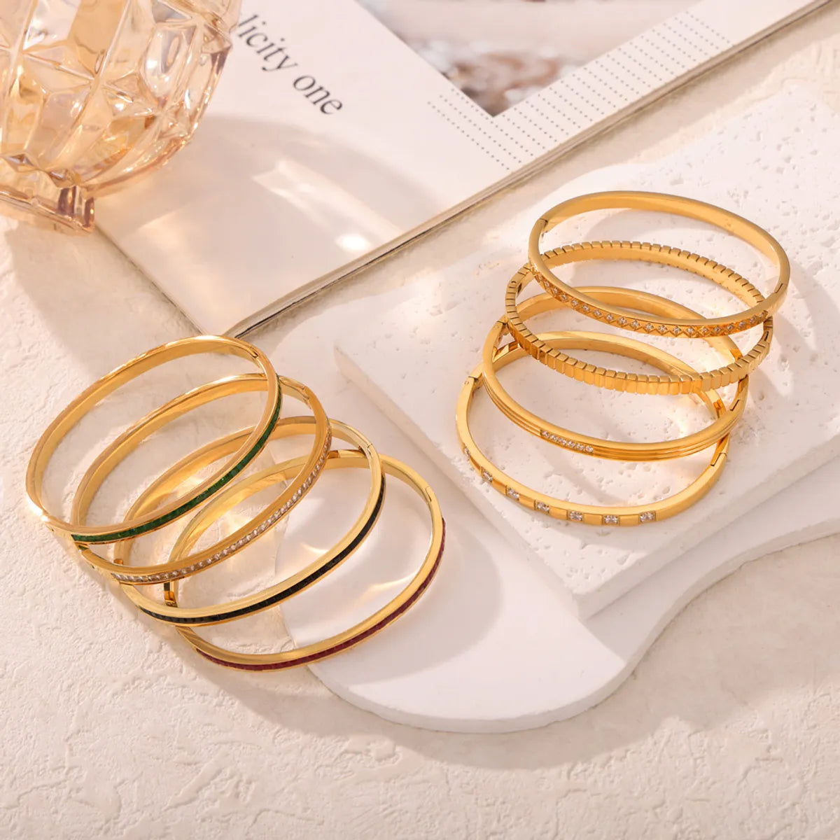 Elegant Simple Style Circle Round 18K Gold Plated Rhinestones Rhinestone Titanium Steel Wholesale Bangle