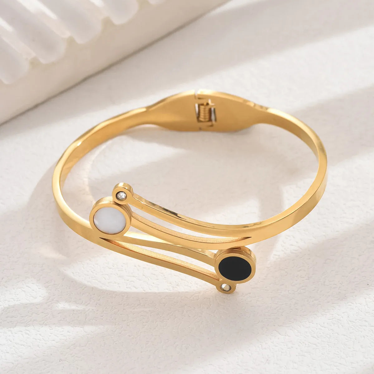 Elegant Simple Style Classic Style Round 201 Stainless Steel 18K Gold Plated Shell Zircon Bangle In Bulk