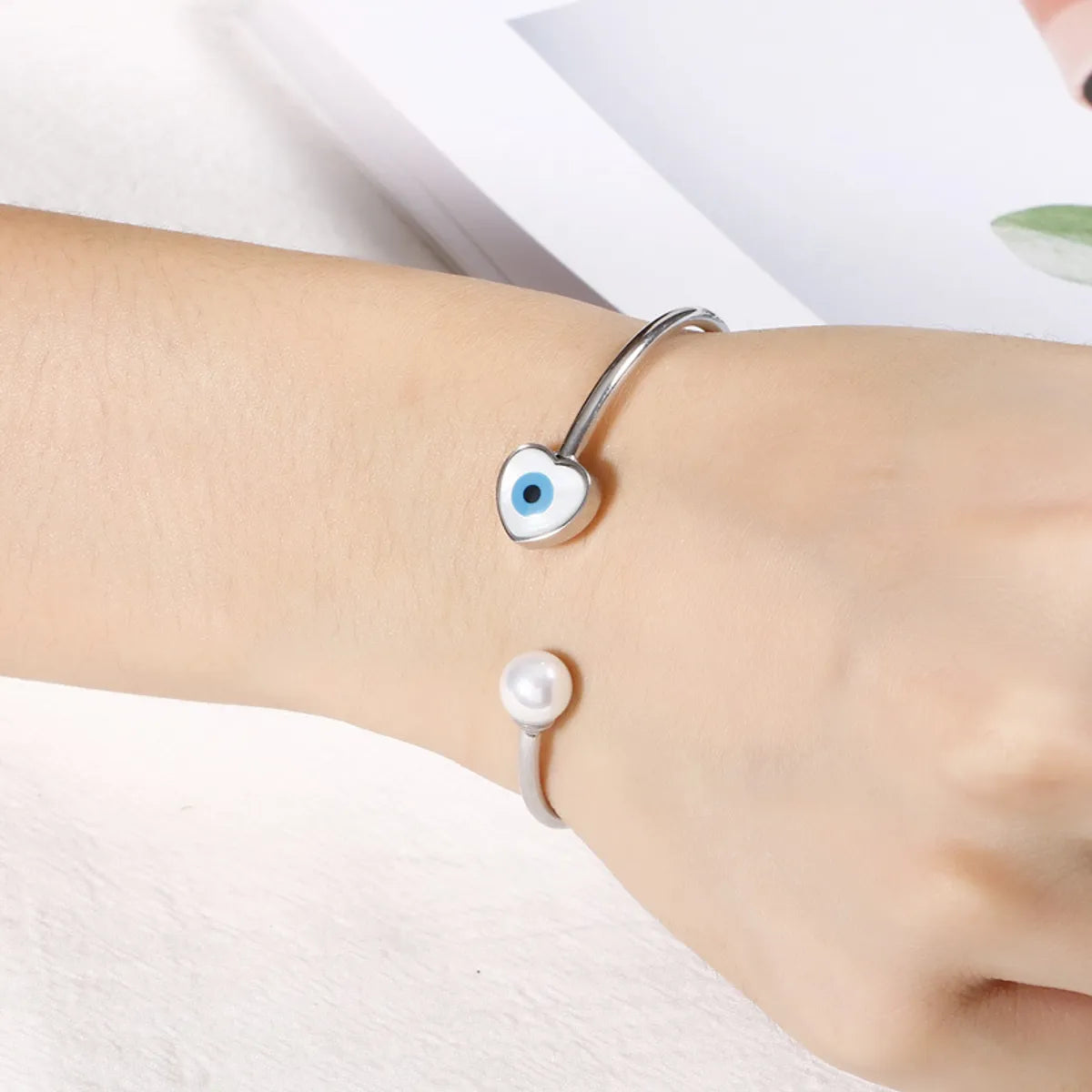 Elegant Simple Style Devil's Eye Heart Shape Stainless Steel Plating Inlay Artificial Pearls Bangle