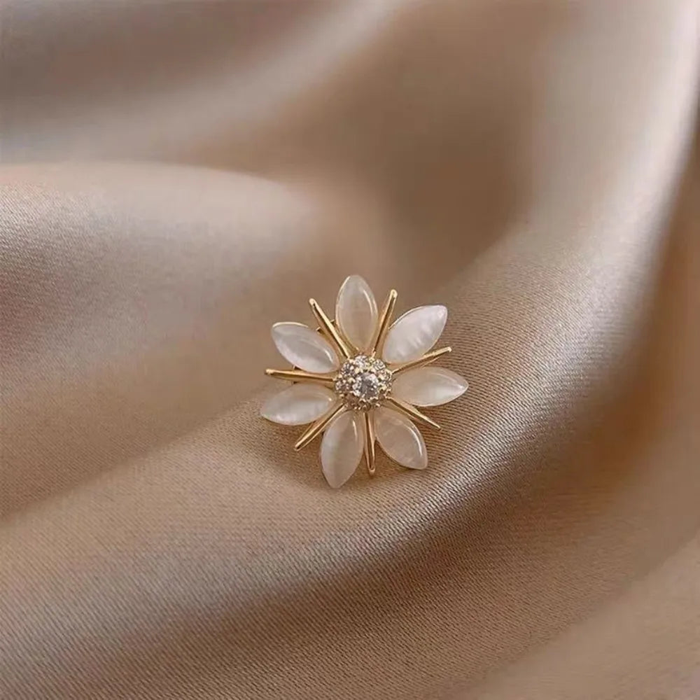 Elegant Simple Style Four Leaf Clover Flower Alloy Opal Women'S Brooches