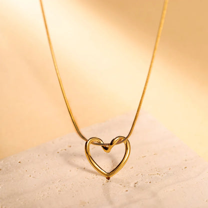 Elegant Simple Style Heart Shape Stainless Steel Hollow Out 18k Gold Plated Pendant Necklace