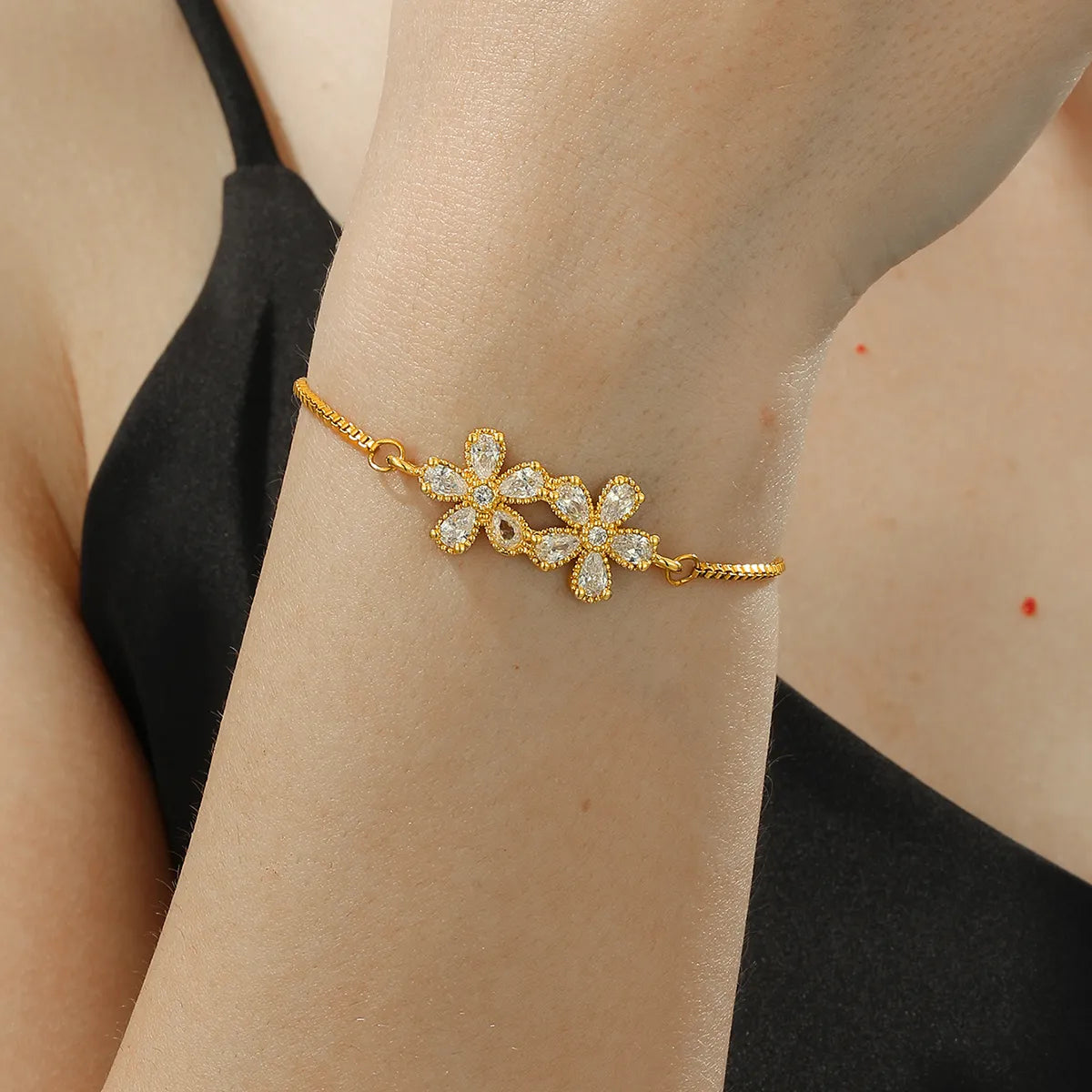 Elegant Simple Style Human Heart Shape Flower Copper Plating Inlay Zircon 18k Gold Plated Bracelets