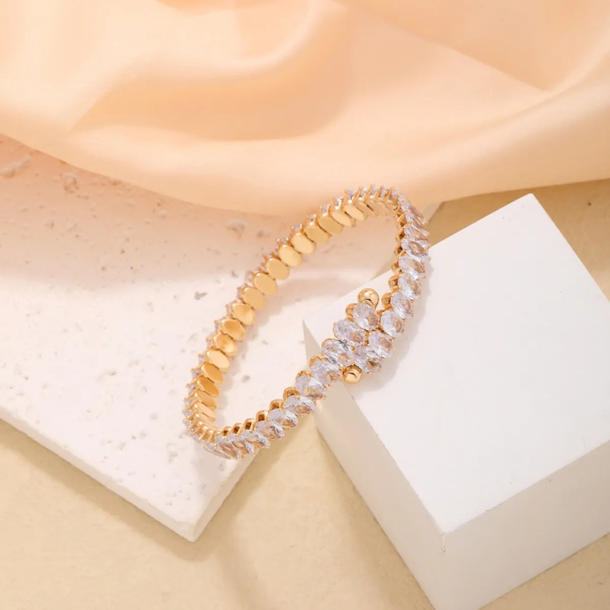 Elegant Simple Style Oval Solid Color Copper Plating Inlay Zircon Bangle