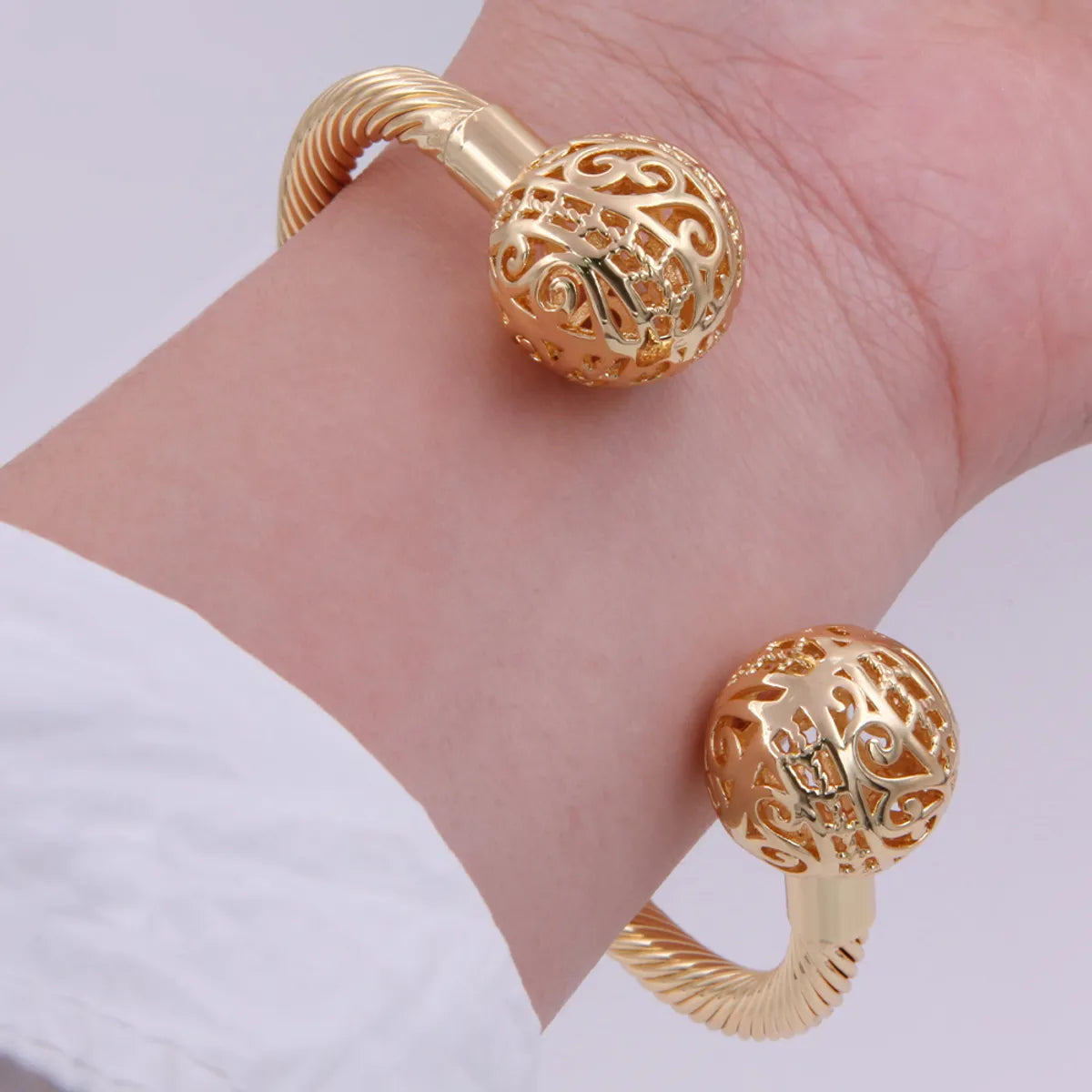 Elegant Simple Style Solid Color Copper Twist Plating Hollow Out 18k Gold Plated Bangle