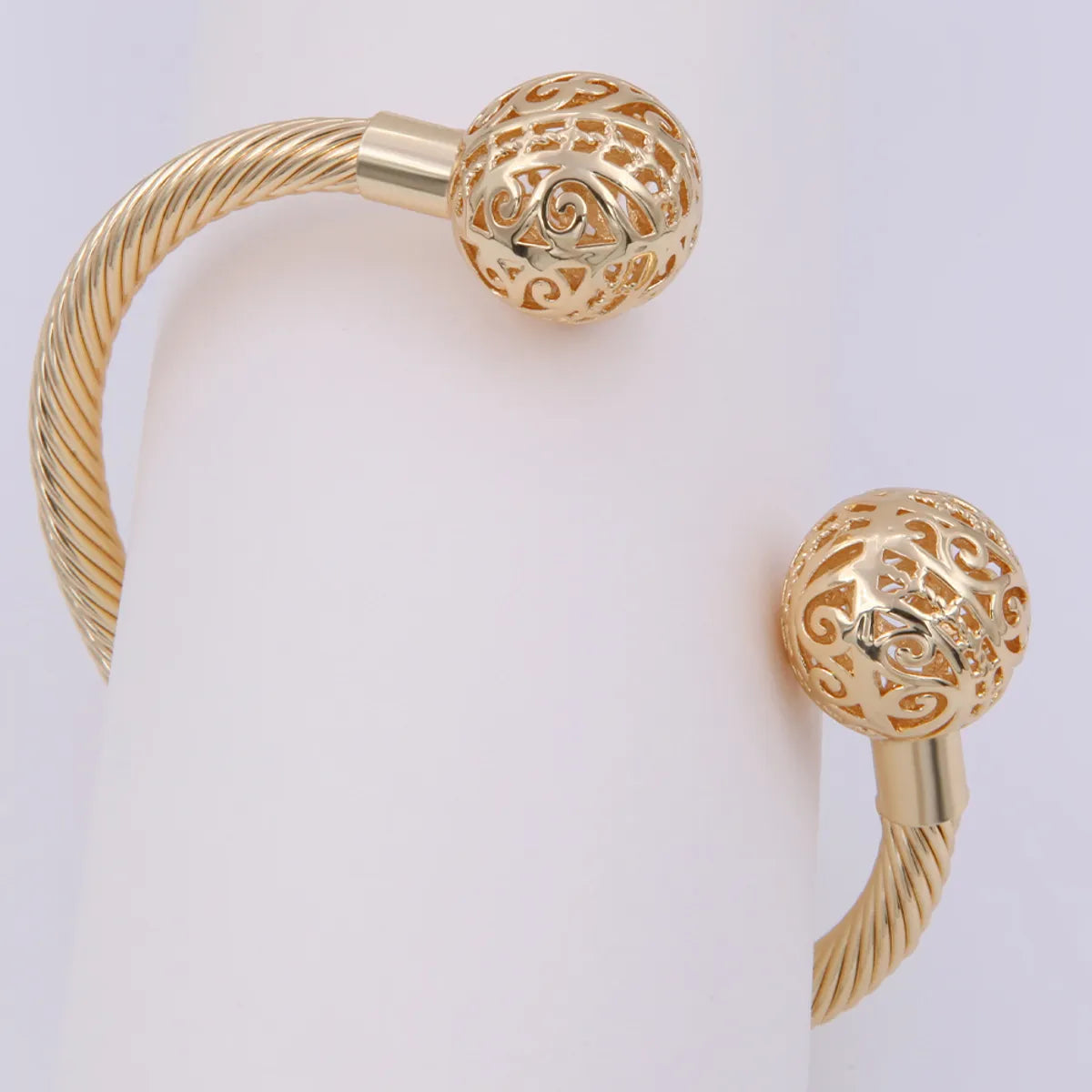 Elegant Simple Style Solid Color Copper Twist Plating Hollow Out 18k Gold Plated Bangle