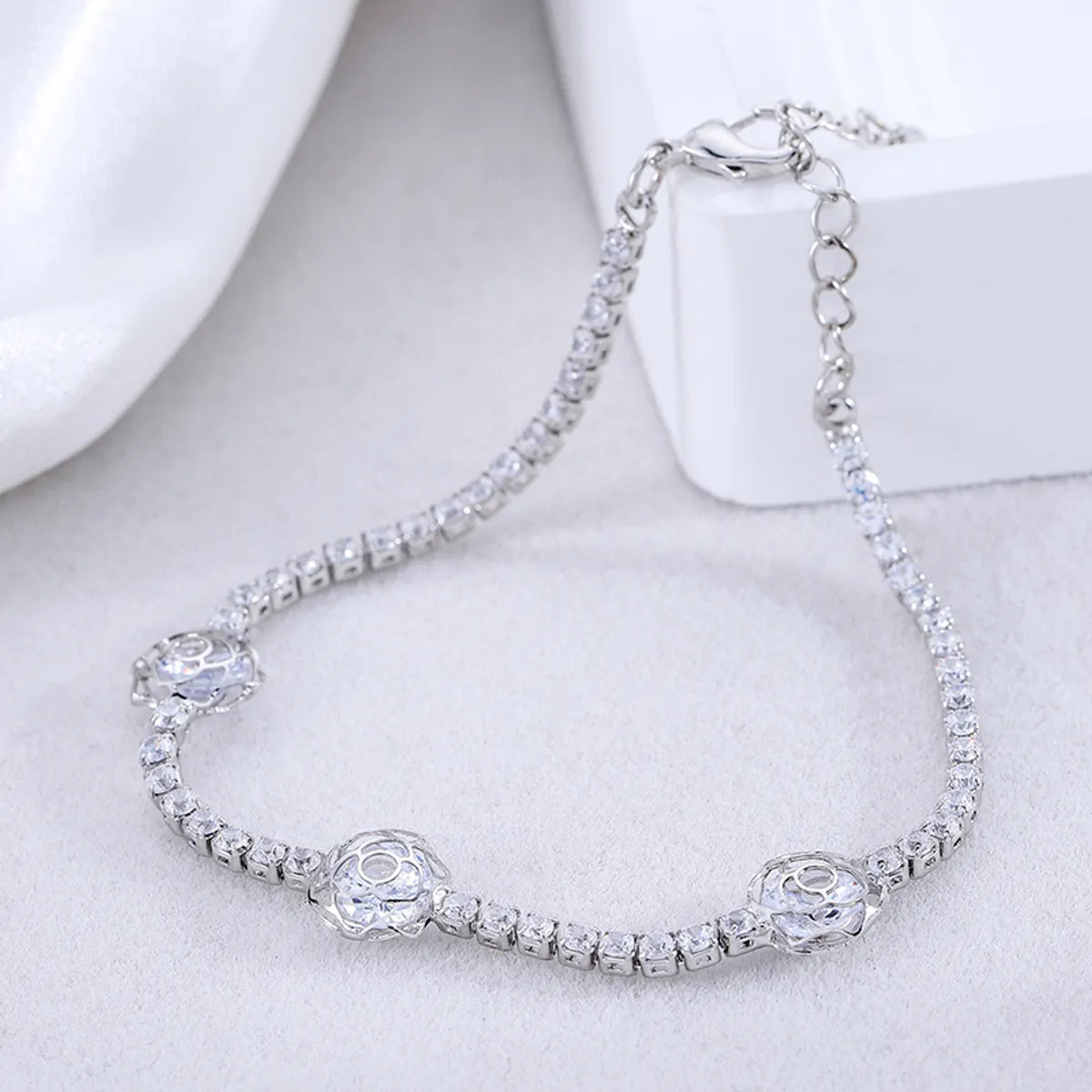 Elegant Simple Style Solid Color Flower Zircon Alloy Wholesale Bracelets