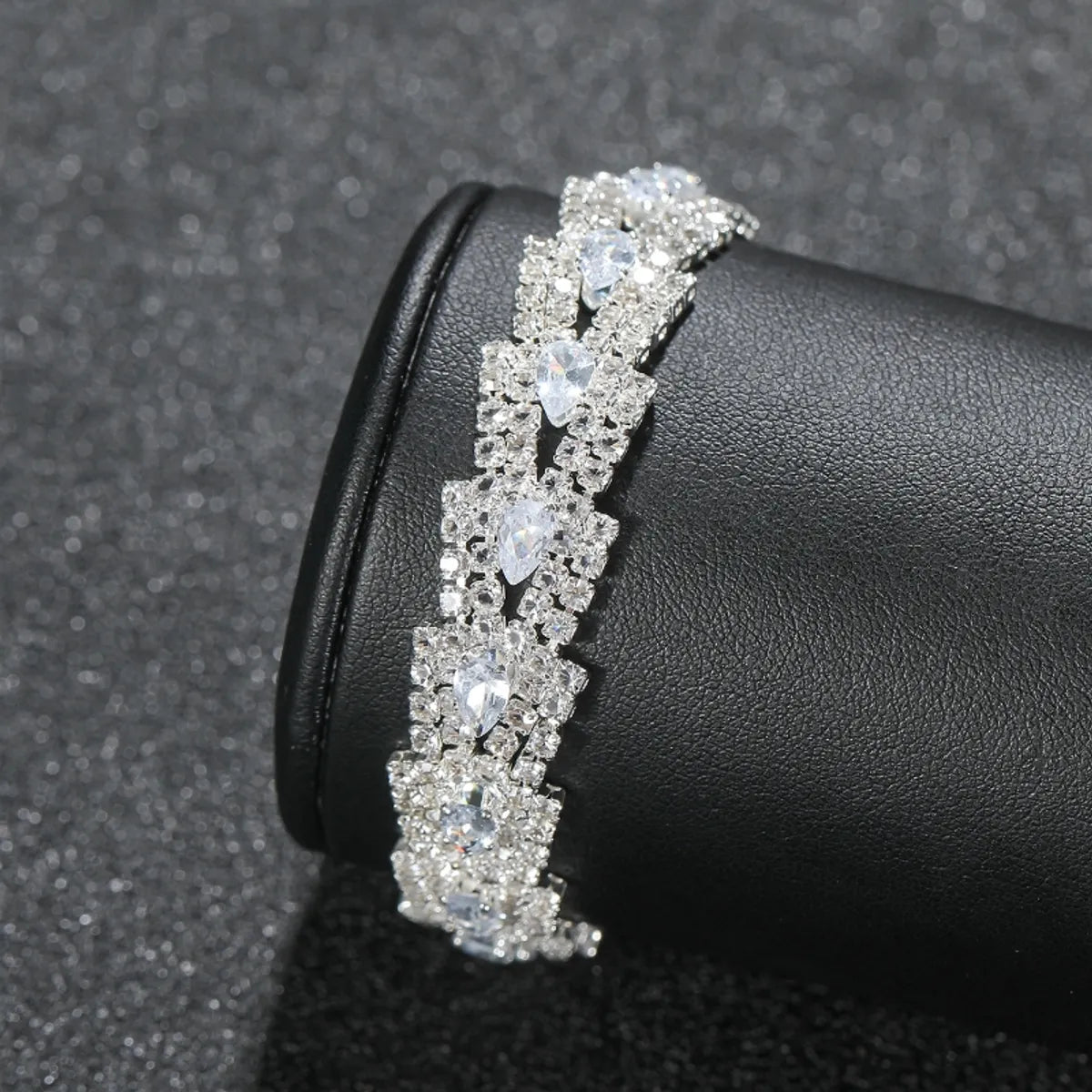 Elegant Simple Style Solid Color Stainless Steel Inlay Rhinestones Bracelets