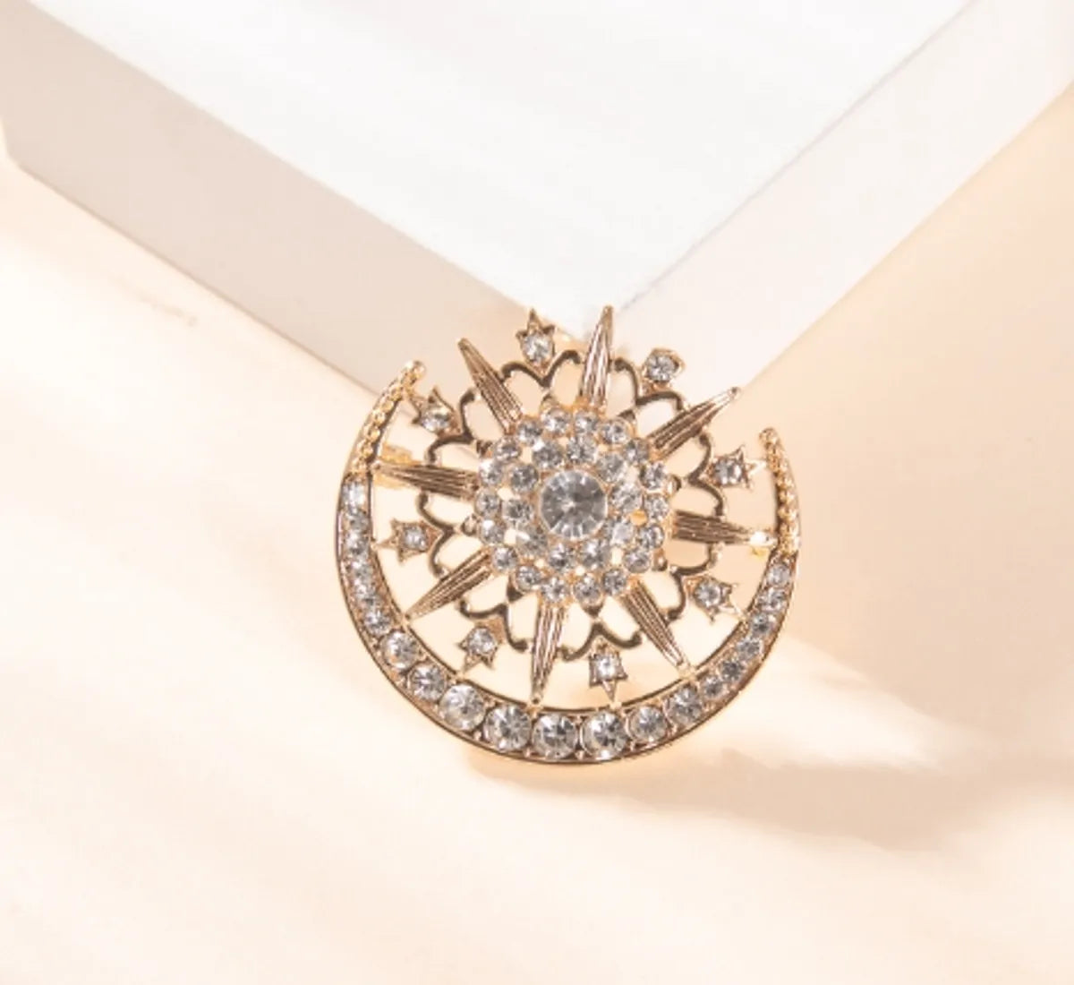 Elegant Sun Moon Alloy Plating Inlay Artificial Diamond Women'S Brooches