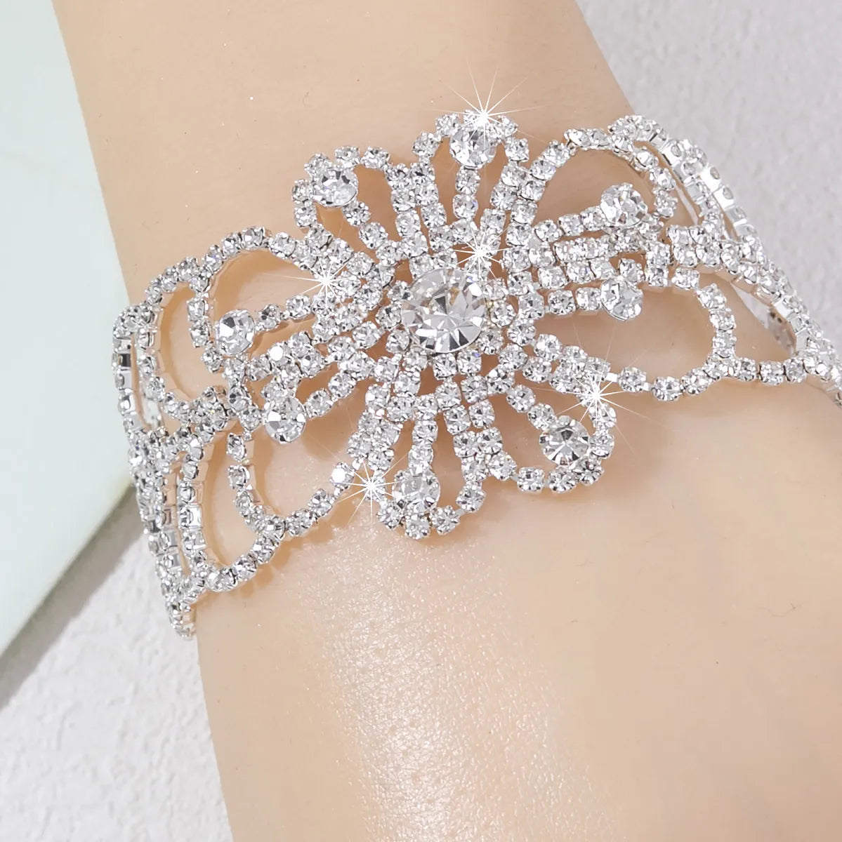 Elegant Sweet Flower Copper Plating Inlay Rhinestones Bracelets