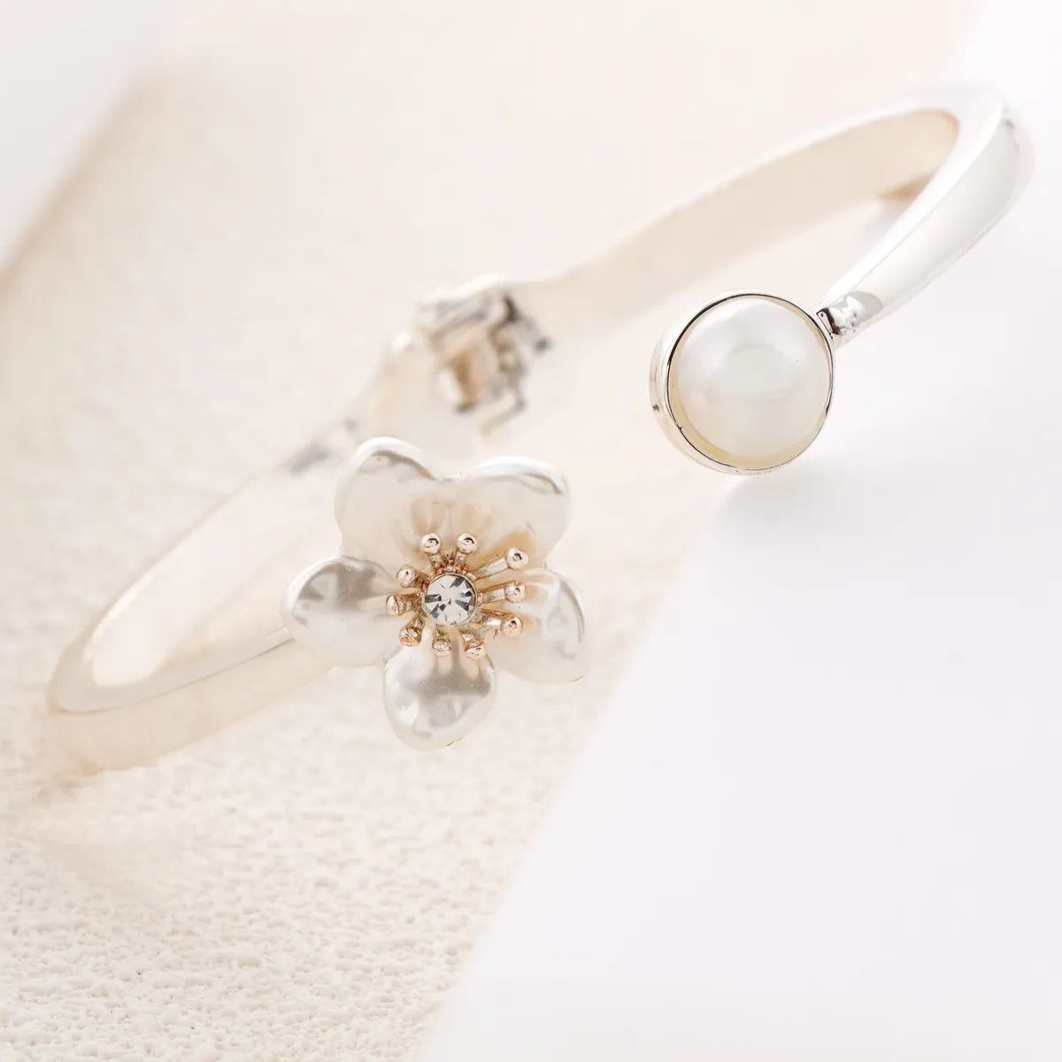 Elegant Vintage Style Streetwear Flower Copper Plating Inlay Pearl Zircon Silver Plated Bangle