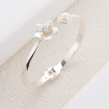 Elegant Vintage Style Streetwear Flower Copper Plating Inlay Pearl Zircon Silver Plated Bangle