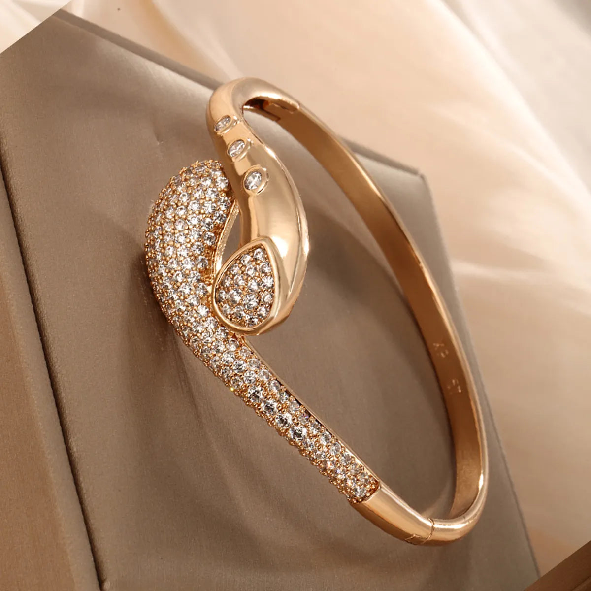 Elegant Xuping Simple Style Geometric Alloy Plating Inlay Artificial Diamond 18k Gold Plated Women's Bangle