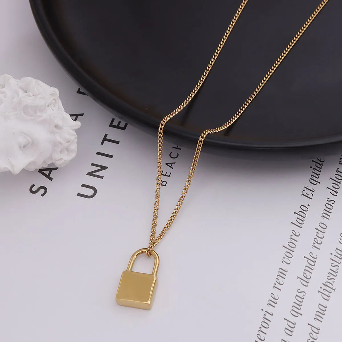 European And American Titanium Steel 18k Gold Clavicle Chain Small Lock Pendant Necklace