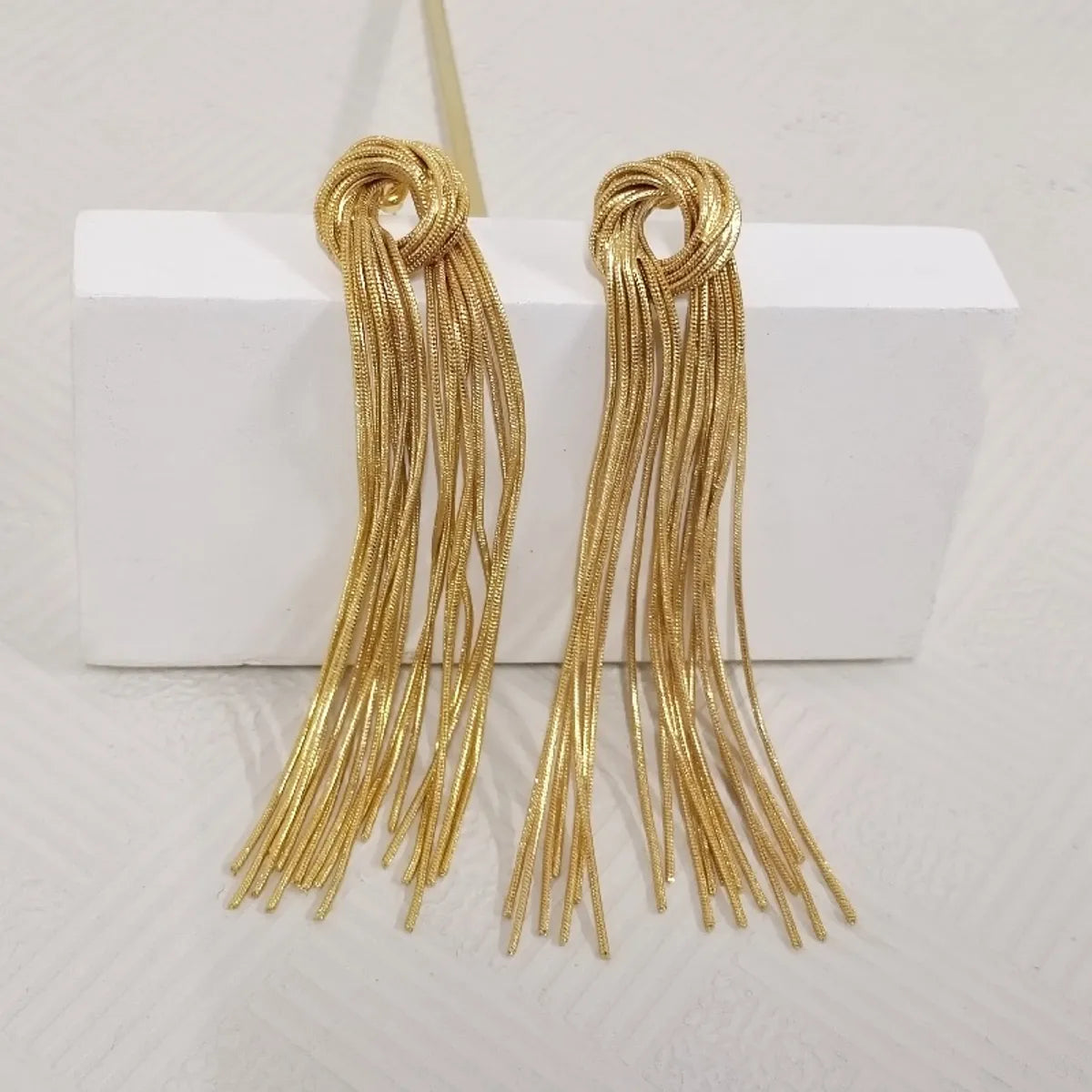 European Crazy Beauty Big Sister-in-law Chen Tongshuting High Leaf Earrings Elegant French Retro Long Fringe Earrings Female Stud Earrings