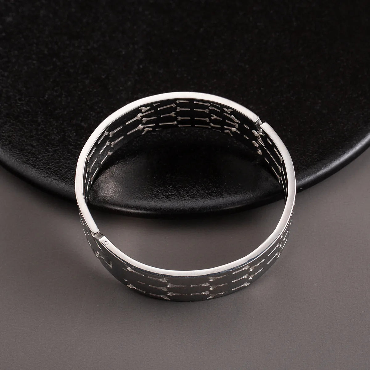 Exaggerated French Style Modern Style Geometric 304 Stainless Steel Polishing Hollow Out Carving Women'S Bangle