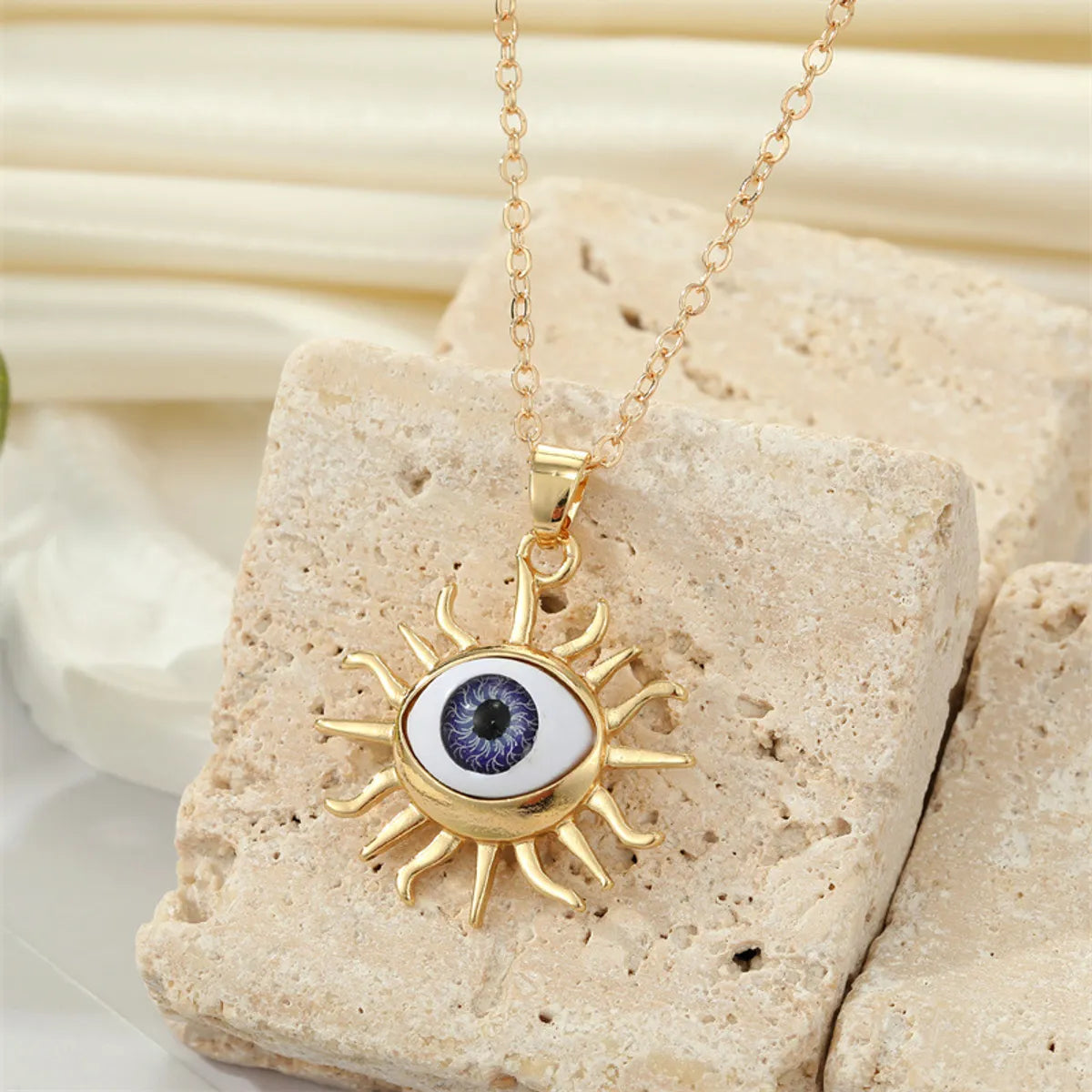 Exaggerated Metal Edging Three-Dimensional Sun Eye Pendant Collarbone Chain