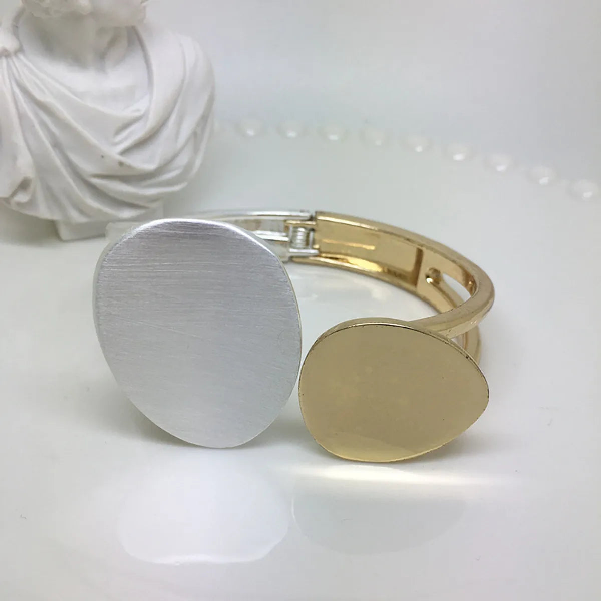 Exaggerated Solid Color Alloy Plating Gold Plated Women's Bangle