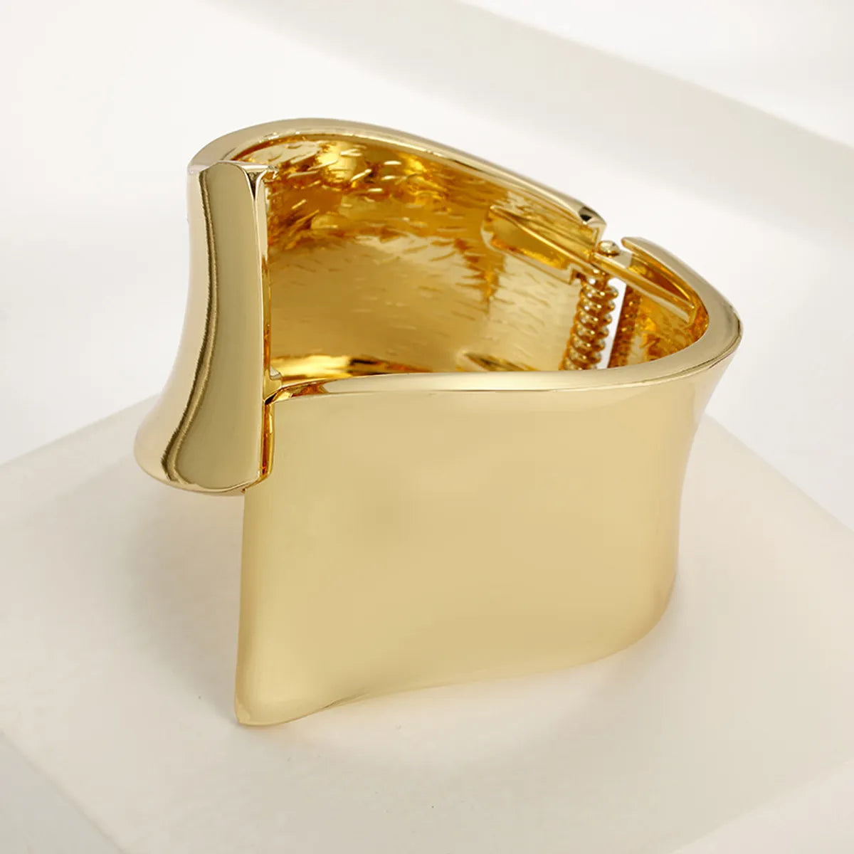 Exaggerated Solid Color Alloy Plating Gold Plated Women's Bangle