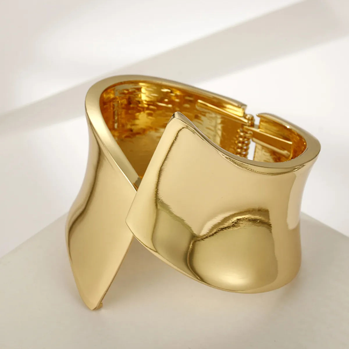 Exaggerated Solid Color Alloy Plating Gold Plated Women's Bangle