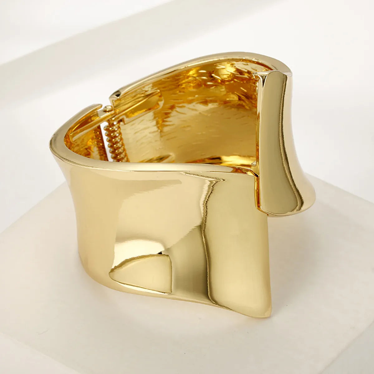 Exaggerated Solid Color Alloy Plating Gold Plated Women's Bangle