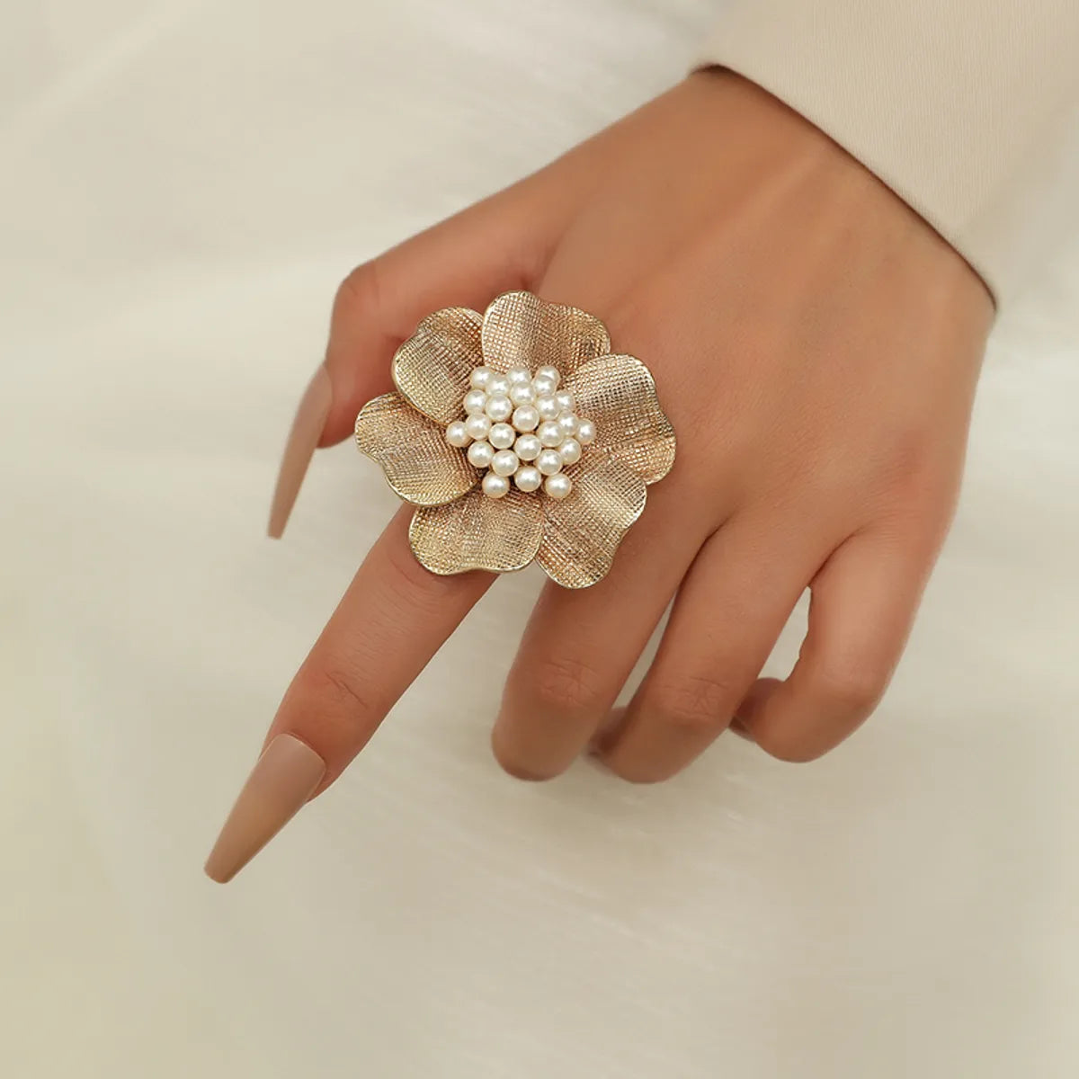 Exaggerated Sweet Flower Alloy Inlay Pearl Women'S Rings