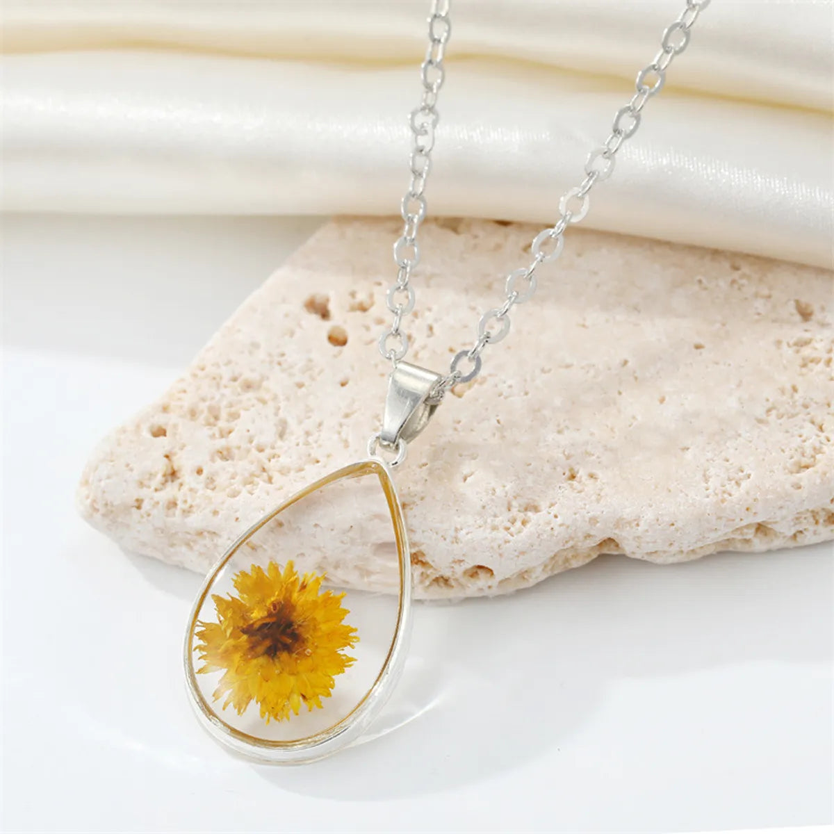 Cross-border Sold Jewelry Drop Shape Transparent Resin Dried Flower Necklace Bohemian Preserved Fresh Flower Starry Clavicle Chain