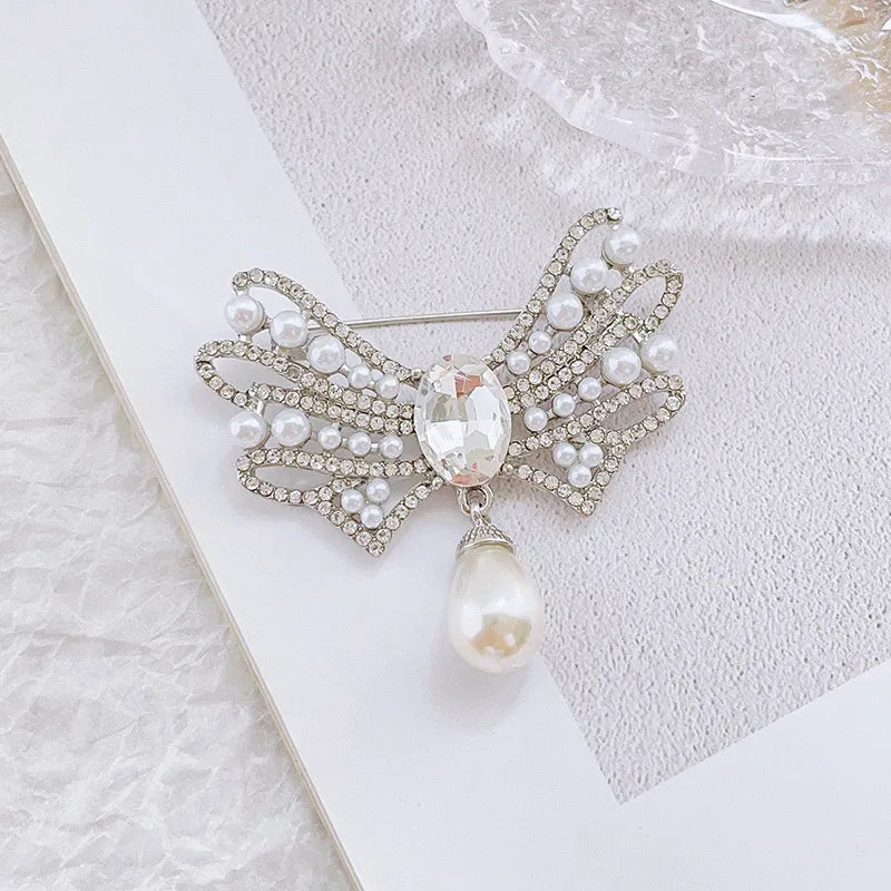 Fashion Flower Alloy Plating Inlay Artificial Gemstones Pearl Women'S Brooches